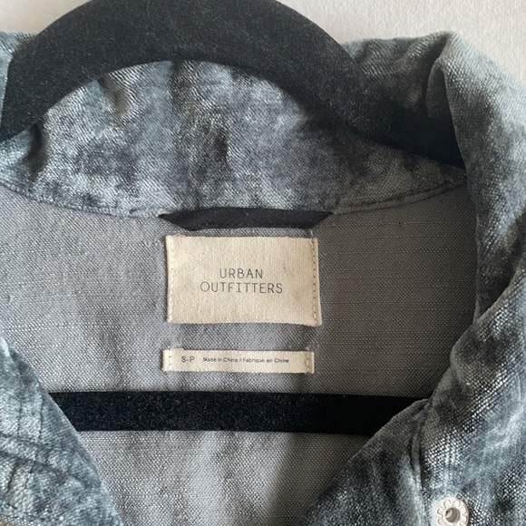 UO Skye Velvet Shirt Jacket - Picture 3 of 3